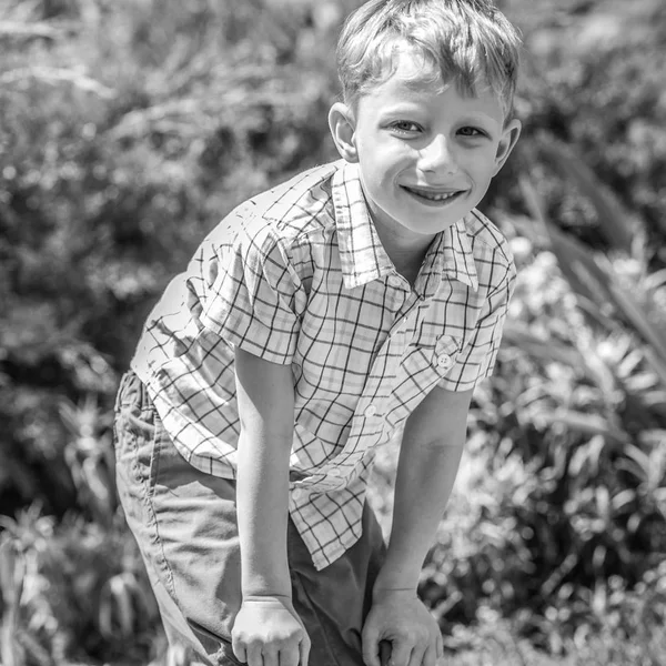 Zewnątrz Portret Pozytywny Małego Chłopca Fotografia Czarno Biała — Zdjęcie stockowe