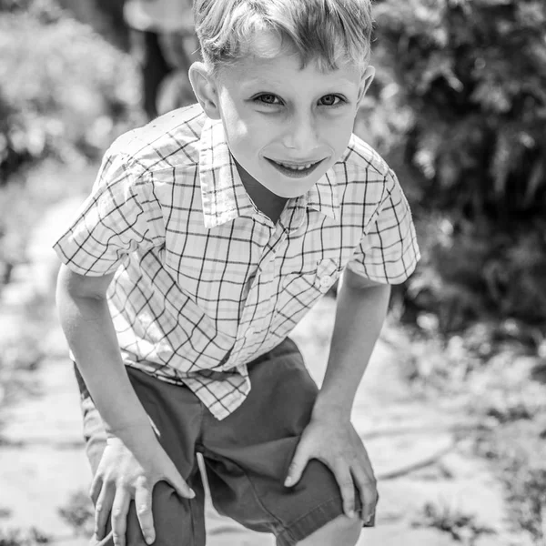 Outdoor Portret Van Positieve Jongetje Zwart Wit Foto — Stockfoto