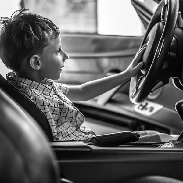 Salonda Spor Auto Mutlu Küçük Çocuk Portresi Siyah Beyaz Fotoğraf — Stok fotoğraf