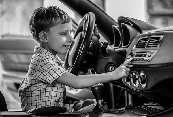 Πορτραίτο Του Happy Μικρό Αγόρι Στο Σαλόνι Του Sport Auto — Φωτογραφία Αρχείου