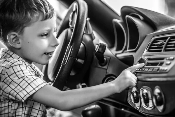 Portret Van Gelukkig Jongetje Salon Van Sport Auto Zwart Wit — Stockfoto