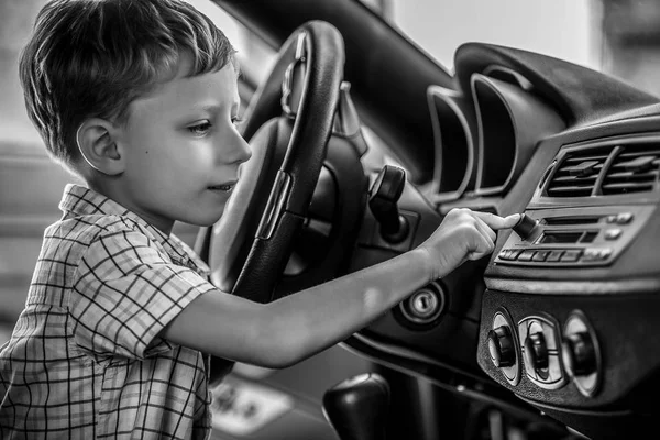 运动汽车沙龙的快乐小男孩肖像 黑白照片 — 图库照片