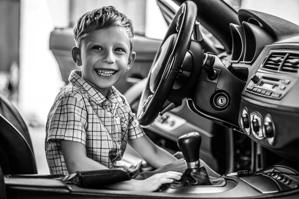 Portret Van Gelukkig Jongetje Salon Van Sport Auto Zwart Wit — Stockfoto