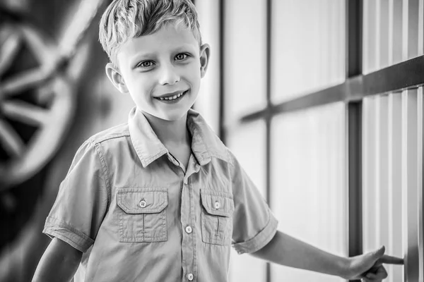 Outdoor Portret Van Positieve Jongetje Zwart Wit Foto — Stockfoto