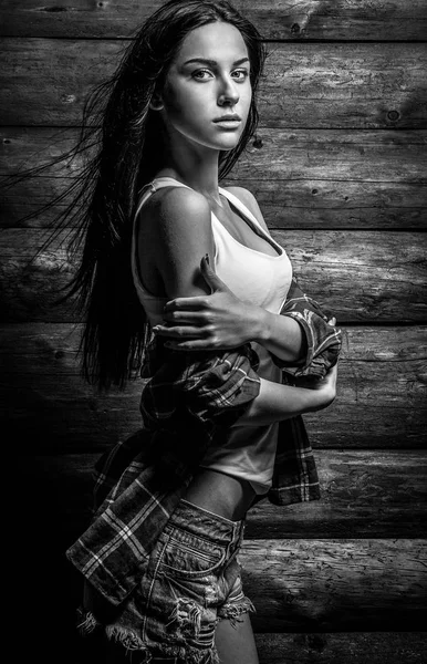 木製の背景に対して魅力的な女性の肖像画 白黒写真 — ストック写真