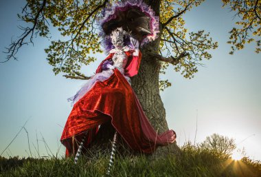 Peri masalı kadın parlak fantastik filmde stilts. Güzel Sanatlar açık fotoğraf. 