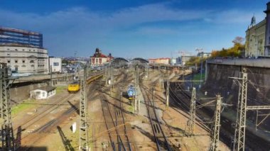 Prag binalar ve insanların hareket ile sonbahar Caddesi'nde geleneksel Çek mimarisi. 2. 1-4k zaman atlamalı.
