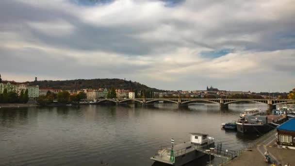 Stadsutsikt Från Bron Och Traditionella Tjeckiska Arkitekturen Antika Prag Byggnader — Stockvideo