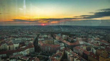 Pencere camı gözlem güverteden üstten görünüm Prag. Sonbahar şehir alacakaranlıkta. 4 k zaman atlamalı.