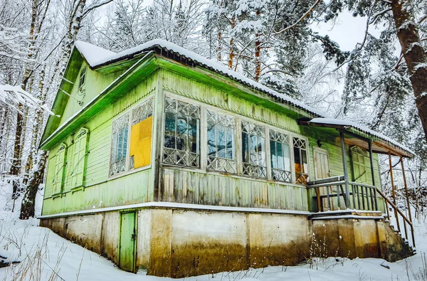 Övergivet Hus Vinter Skog — Stockfoto