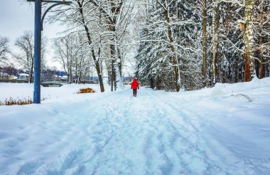 Kar kış yol manzarası kaplı.