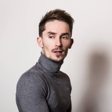 Zarif yakışıklı genç gri Golf.