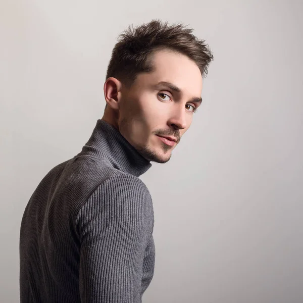 Zarif yakışıklı genç gri Golf.