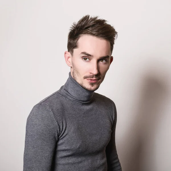 Zarif yakışıklı genç gri Golf.