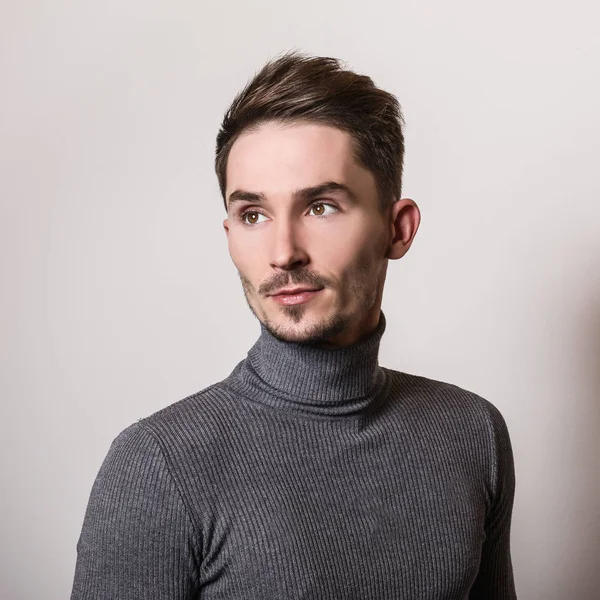 Zarif yakışıklı genç gri Golf.