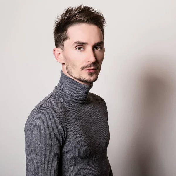 Zarif yakışıklı genç gri Golf.