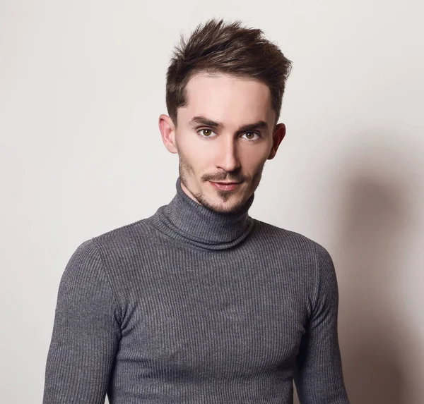 Zarif yakışıklı genç gri Golf.