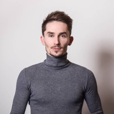 Zarif yakışıklı genç gri Golf.