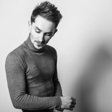 Zarif yakışıklı genç Golf. Siyah-beyaz studio fotoğraf.