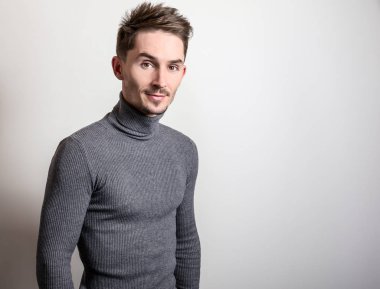 Zarif yakışıklı genç gri Golf.