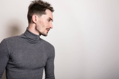 Zarif yakışıklı genç gri Golf.