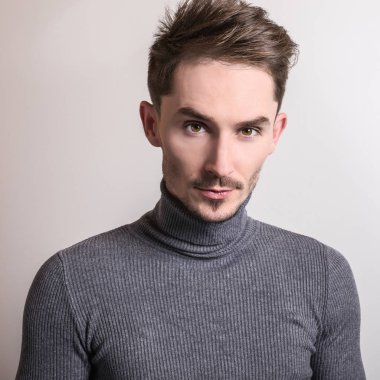 Zarif yakışıklı genç gri Golf.