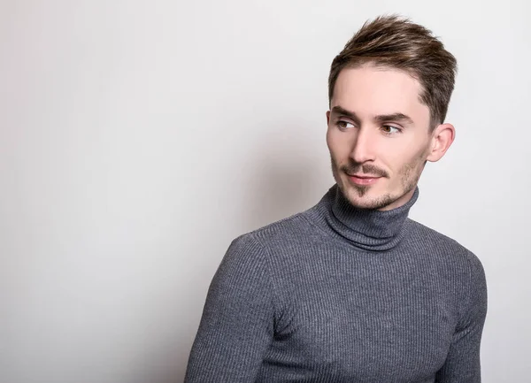 Beau Jeune Homme Élégant Dans Golf Gris — Photo