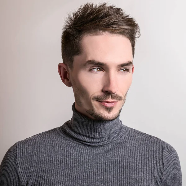 Zarif yakışıklı genç gri Golf.