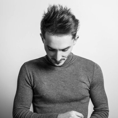 Zarif yakışıklı genç Golf. Siyah-beyaz studio fotoğraf.