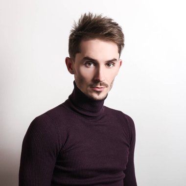 Zarif yakışıklı genç menekşe Golf.