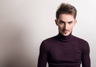 Zarif yakışıklı genç menekşe Golf.