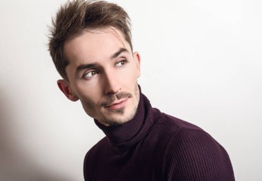 Zarif yakışıklı genç menekşe Golf.