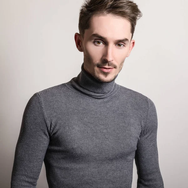 Zarif yakışıklı genç gri Golf.