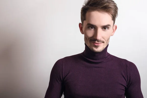 Bonito Jovem Homem Elegante Golfe Violeta — Fotografia de Stock