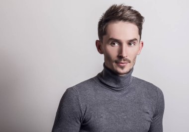 Zarif yakışıklı genç gri Golf.