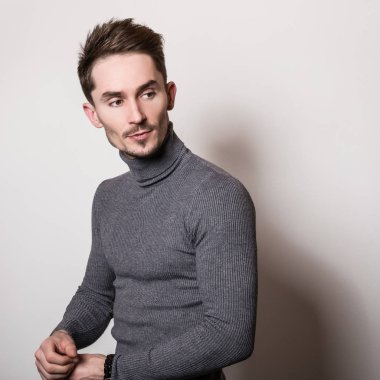 Zarif yakışıklı genç gri Golf.