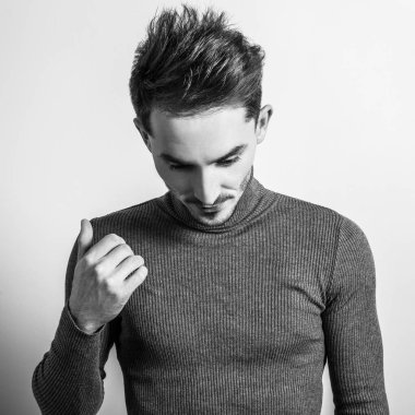 Zarif yakışıklı genç Golf. Siyah-beyaz studio fotoğraf.