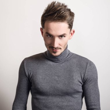 Zarif yakışıklı genç gri Golf.