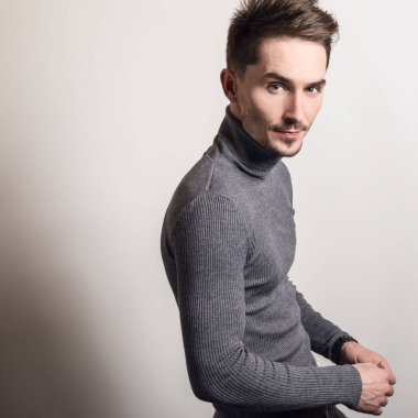 Zarif yakışıklı genç gri Golf.