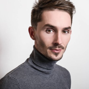 Zarif yakışıklı genç gri Golf.