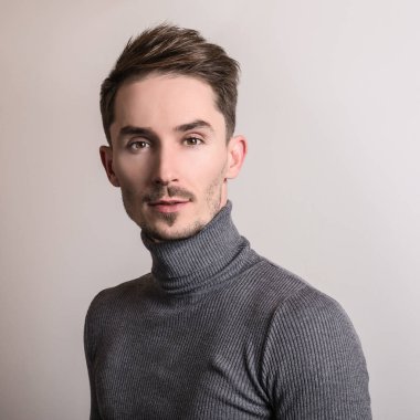 Zarif yakışıklı genç gri Golf.