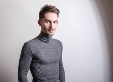 Zarif yakışıklı genç gri Golf.