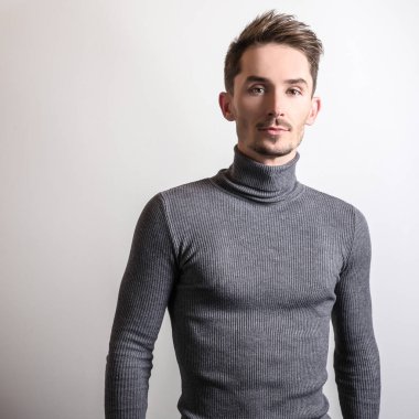 Zarif yakışıklı genç gri Golf.