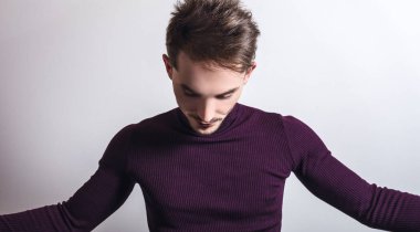 Zarif yakışıklı genç menekşe Golf.