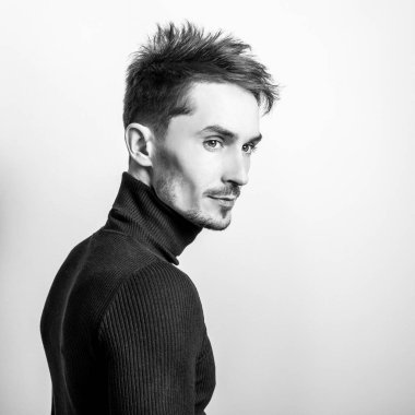 Zarif yakışıklı genç Golf. Siyah-beyaz studio fotoğraf.