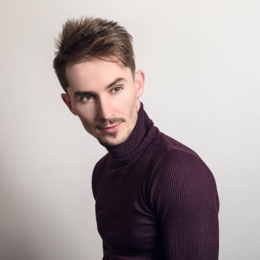 Zarif yakışıklı genç menekşe Golf.