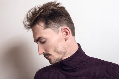 Zarif yakışıklı genç menekşe Golf.