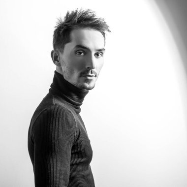 Zarif yakışıklı genç Golf. Siyah-beyaz studio fotoğraf.