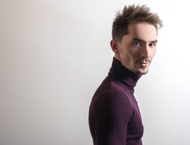 Zarif yakışıklı genç menekşe Golf.