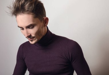 Zarif yakışıklı genç menekşe Golf.